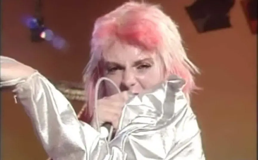 Canta &quot;Kobra&quot;, uno dei suoi cavalli di battaglia
