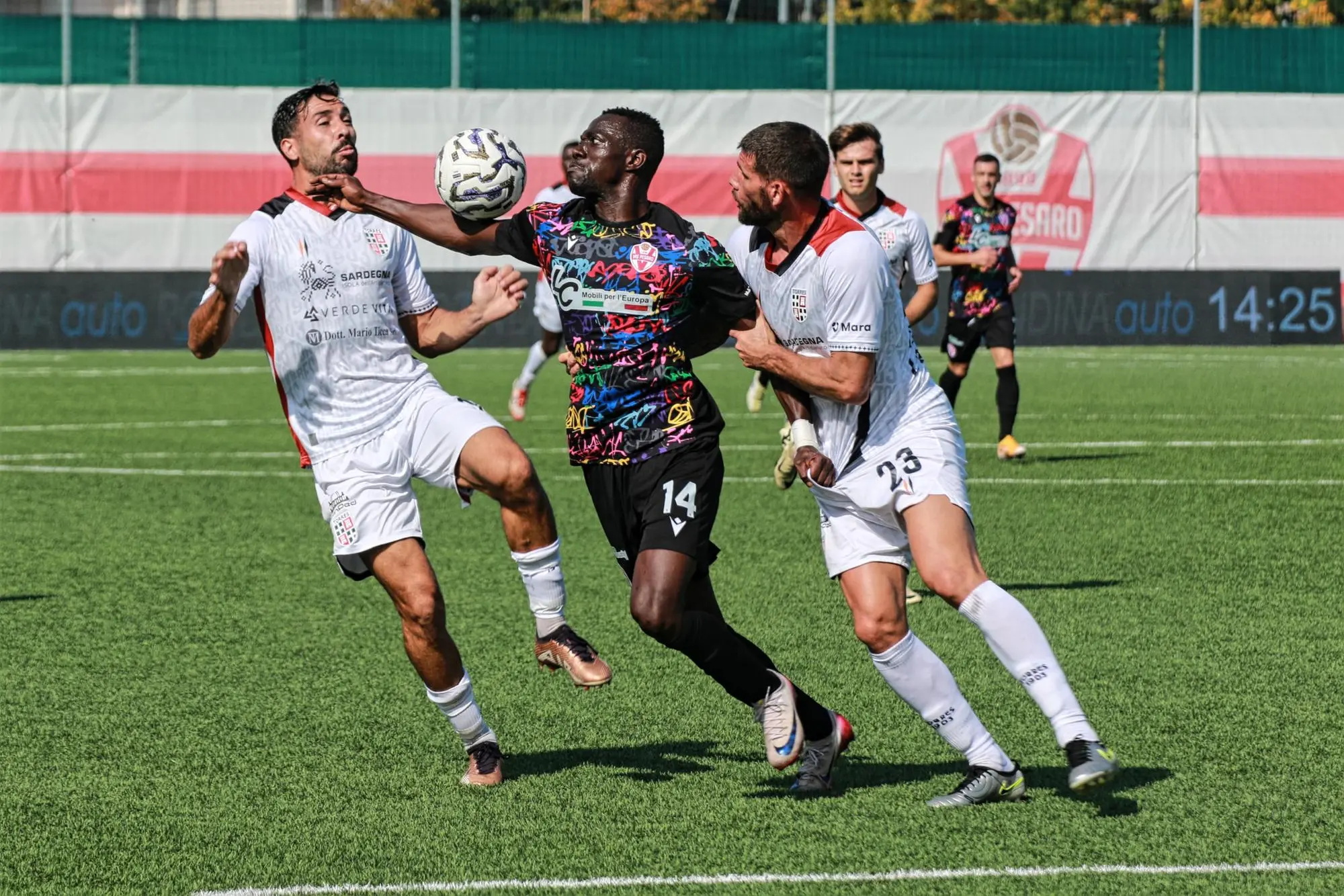 Antonelli e Mercadante raddoppiano su Jallow (foto ufficio stampa Pesaro)
