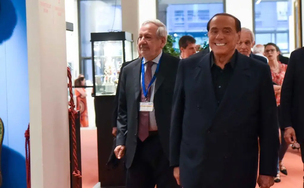 Silvio Berlusconi: il leader &quot;riabilitato&quot; di Forza Italia vuole tornare alle urne con Salvini e Meloni come alleati