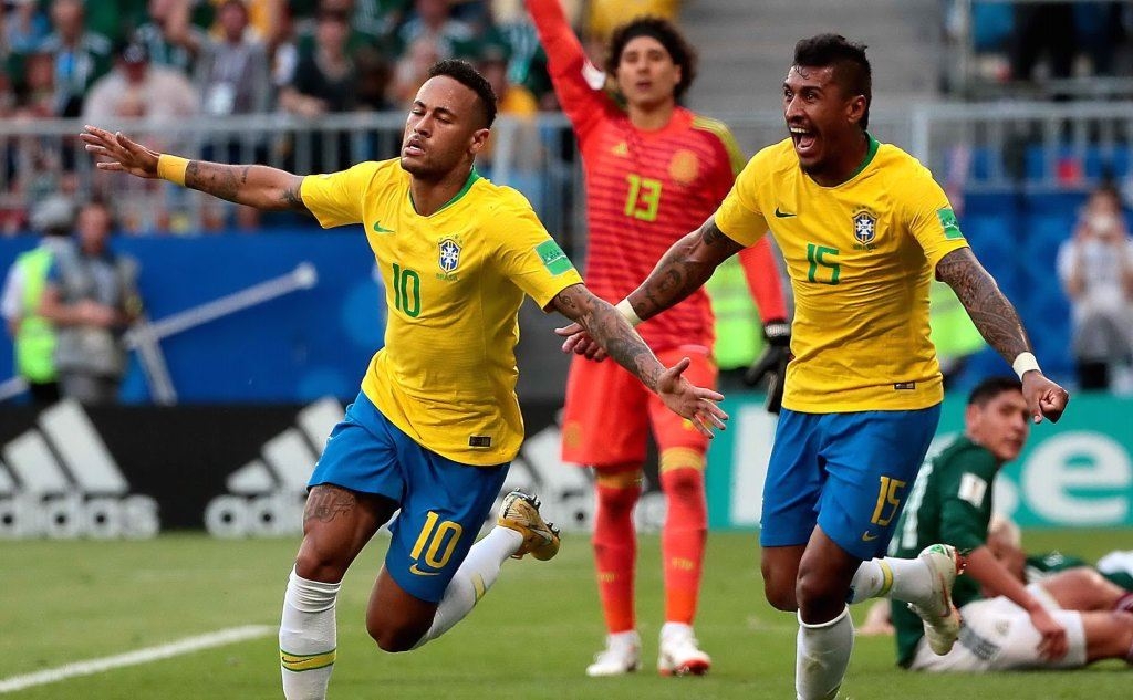 Sullo sfondo Ospina chiama il fuorigioco, ma Neymar e Paulinho festeggiano