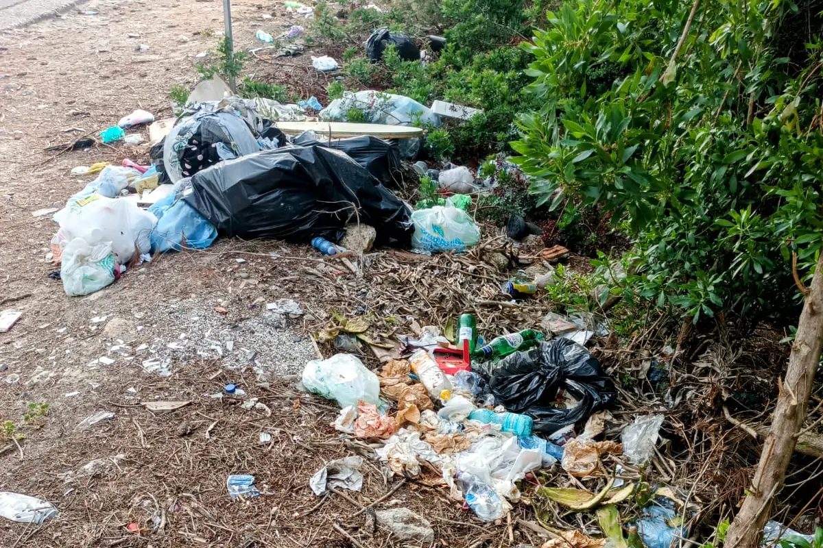 Discarica sulla litoranea di Platamona-Porto Torres (foto Pala)