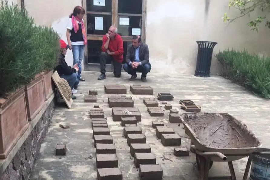 La realizzazione dei mattoni in terra cruda con la supervisione dell'esperto Giovanni Portas