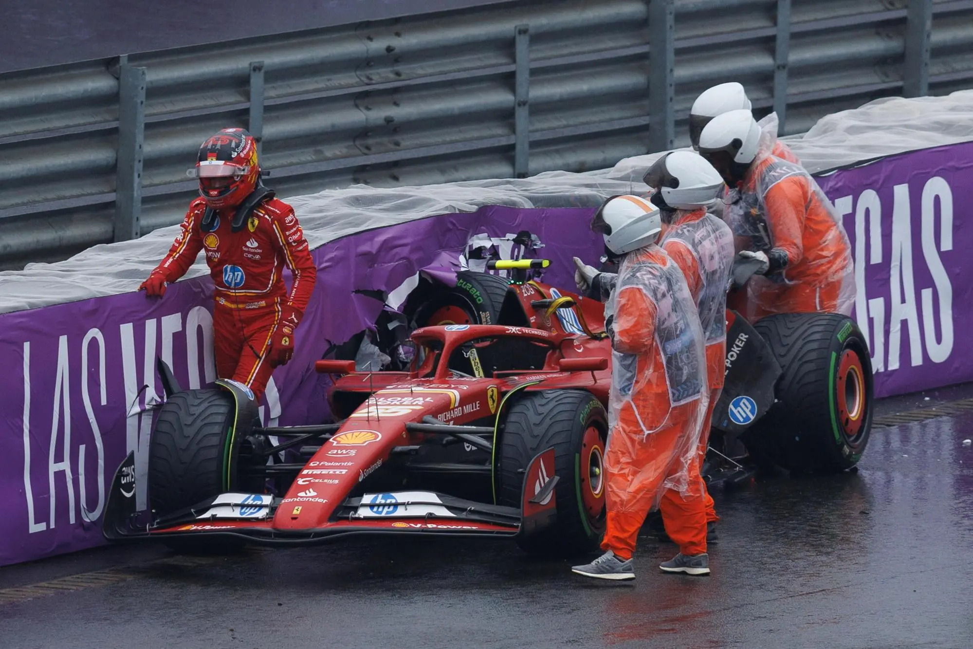 L'incidente di Carlos Sainz durante le qualifiche del Gran Premio del Brasile di Formula 1 a Interlagos (foto Epa/Ansa)