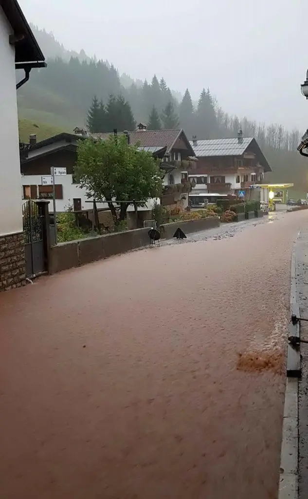 Un fiume esondato ha invaso la strada statale di Forni Avoltri, Friuli (Ansa)
