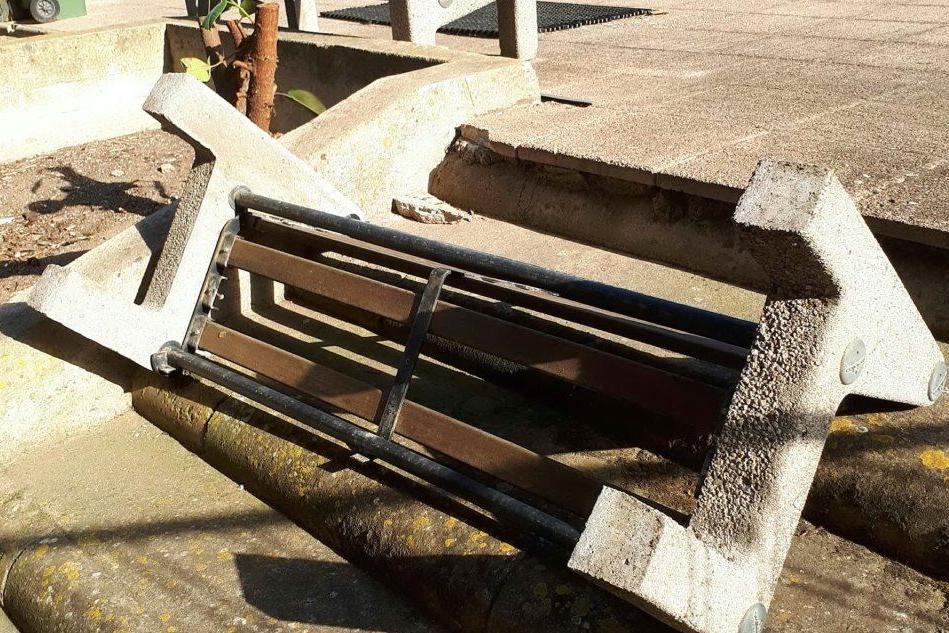 Teppisti danneggiano una panchina nel cortile di un istituto a Oristano