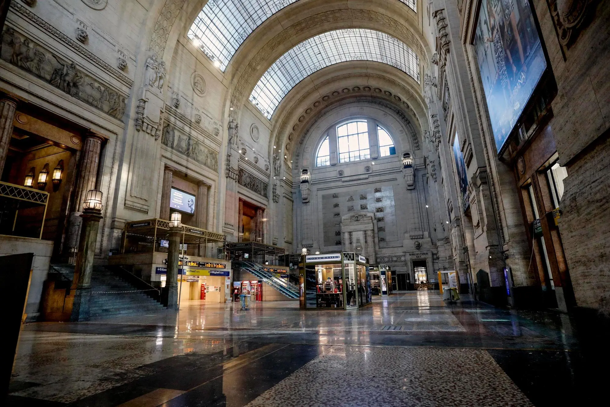 La stazione centrale di Milano (Ansa)