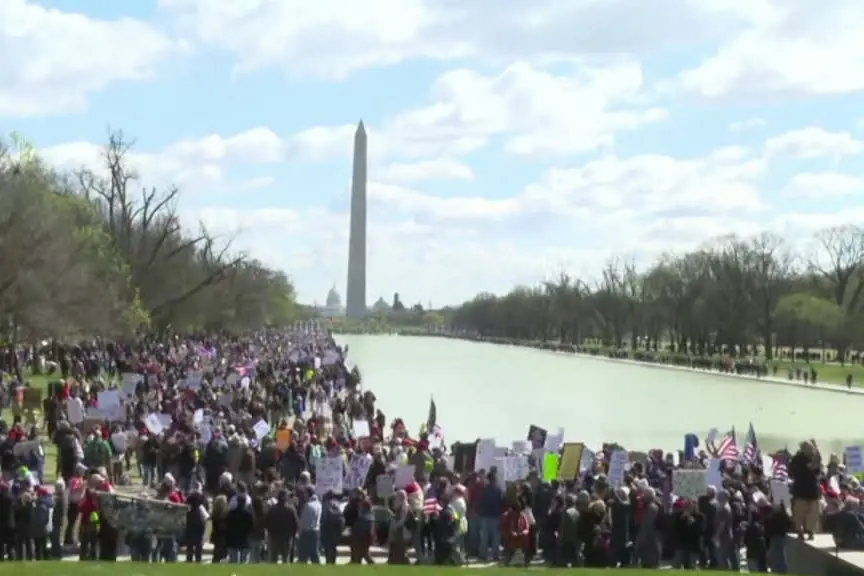 Washington, maxi pupazzo contro Trump al corteo No Kings