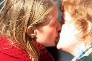 Bacio lesbo per l'attrice Cynthia Nixon e la compagna Christine Marinoni