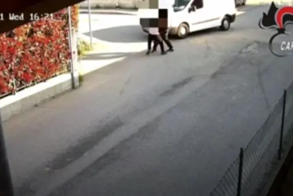 Il sequestro della giovane, ripreso da una telecamera (Foto Carabinieri di Brescia)