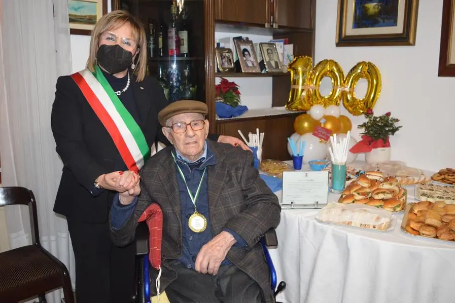 Nonno Renato con la presidente del consiglio Rita Murgioni (foto Daga)