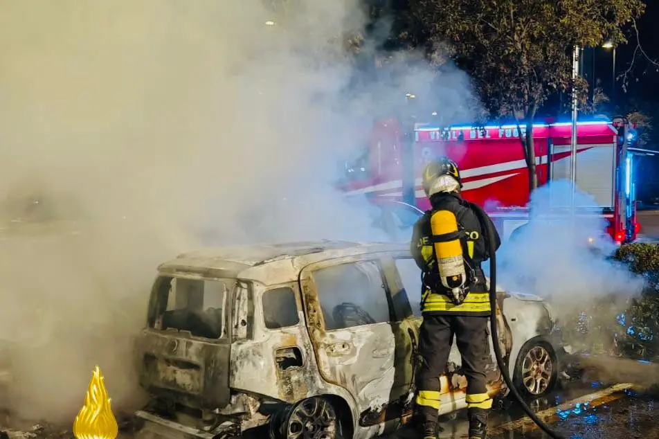 Auto a fuoco a Olbia (foto vigili del fuoco)
