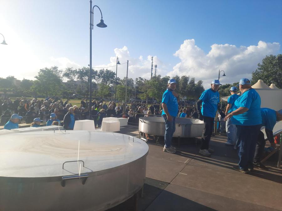 Olbia, tutti in fila per la Sagra delle cozze della festa di San Simplicio