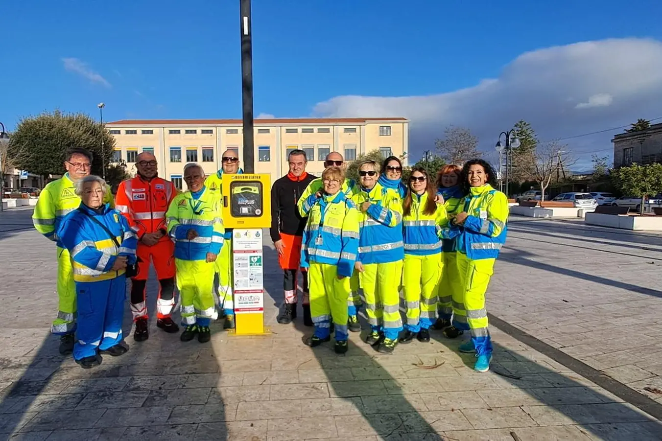 I volontari della Misericordia davanti al defibrillatore in Piazza Italia (foto Sirigu)