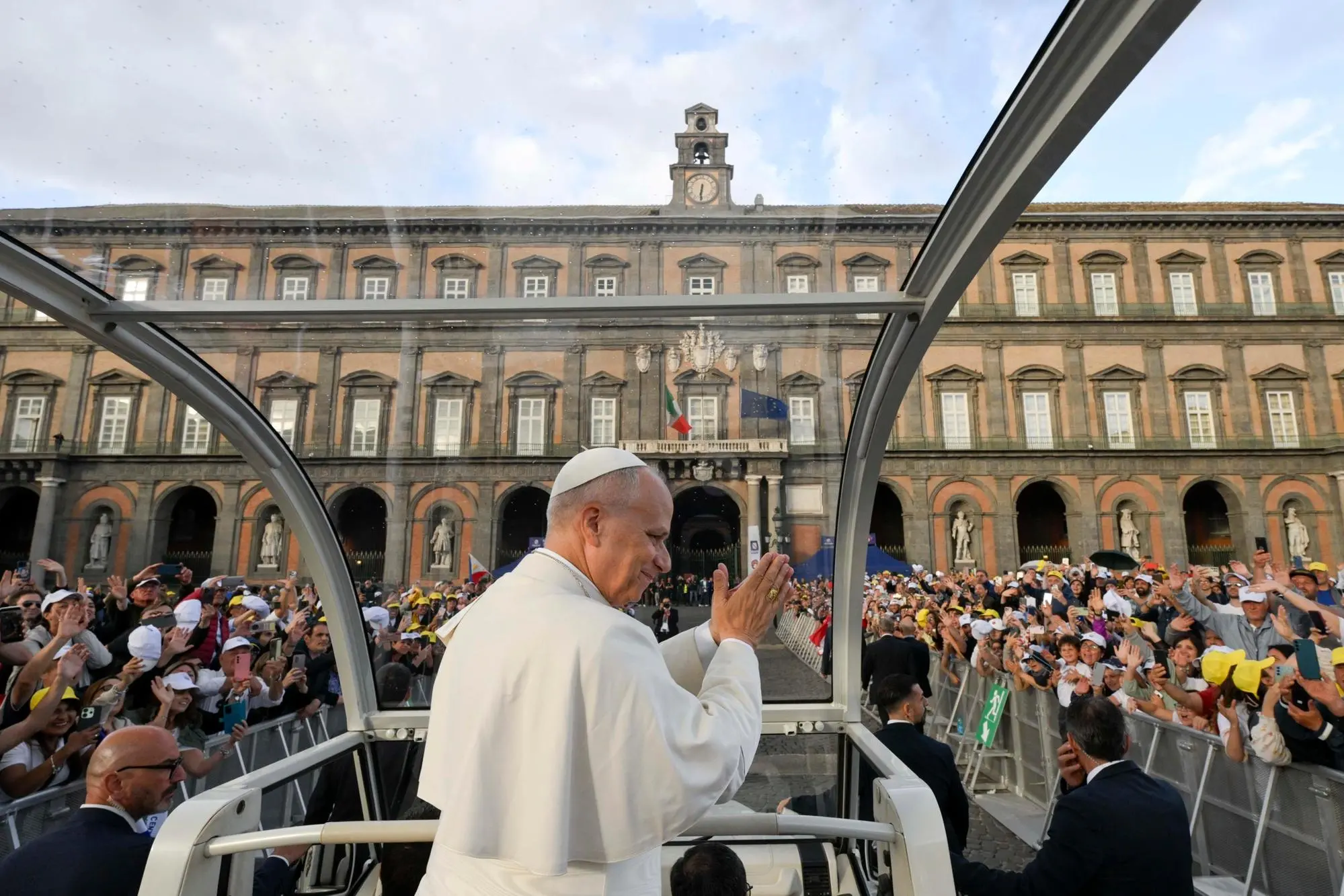 Il bagno di folla per Papa Leone in occasione della sua visita pastorale a Napoli, 8 Maggio 2026. ANSA/Vatican Media press office +++ UFFICIO STAMPA +++ FOTO NON IN VENDITA - DA USARE SOLO PER FINI GIORNALISTICI +++ NPK +++ -- An handout picture provided by Vatican Media press office shows the crowd gathered for Pope Leo during his pastoral visit to Naples, May 8, 2026. ANSA/Vatican Media press office handout ANSA / Vatican Media Press Office handout +++ ANSA PROVIDES ACCESS TO THIS HANDOUT PHOTO TO BE USED SOLELY TO ILLUSTRATE NEWS REPORTING OR COMMENTARY ON THE FACTS OR EVENTS DEPICTED IN THIS IMAGE - NO ARCHIVING - NO LICENSING - NPK +++