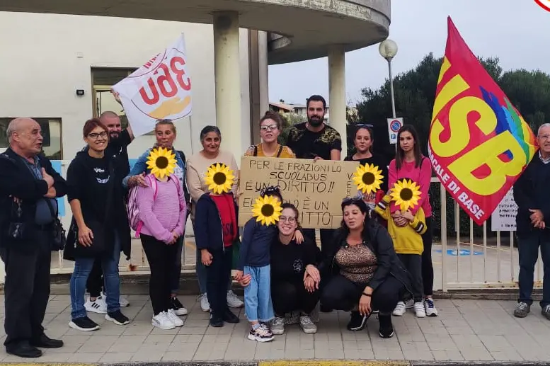 Il sit-in in municipio (foto Sinnai 360)
