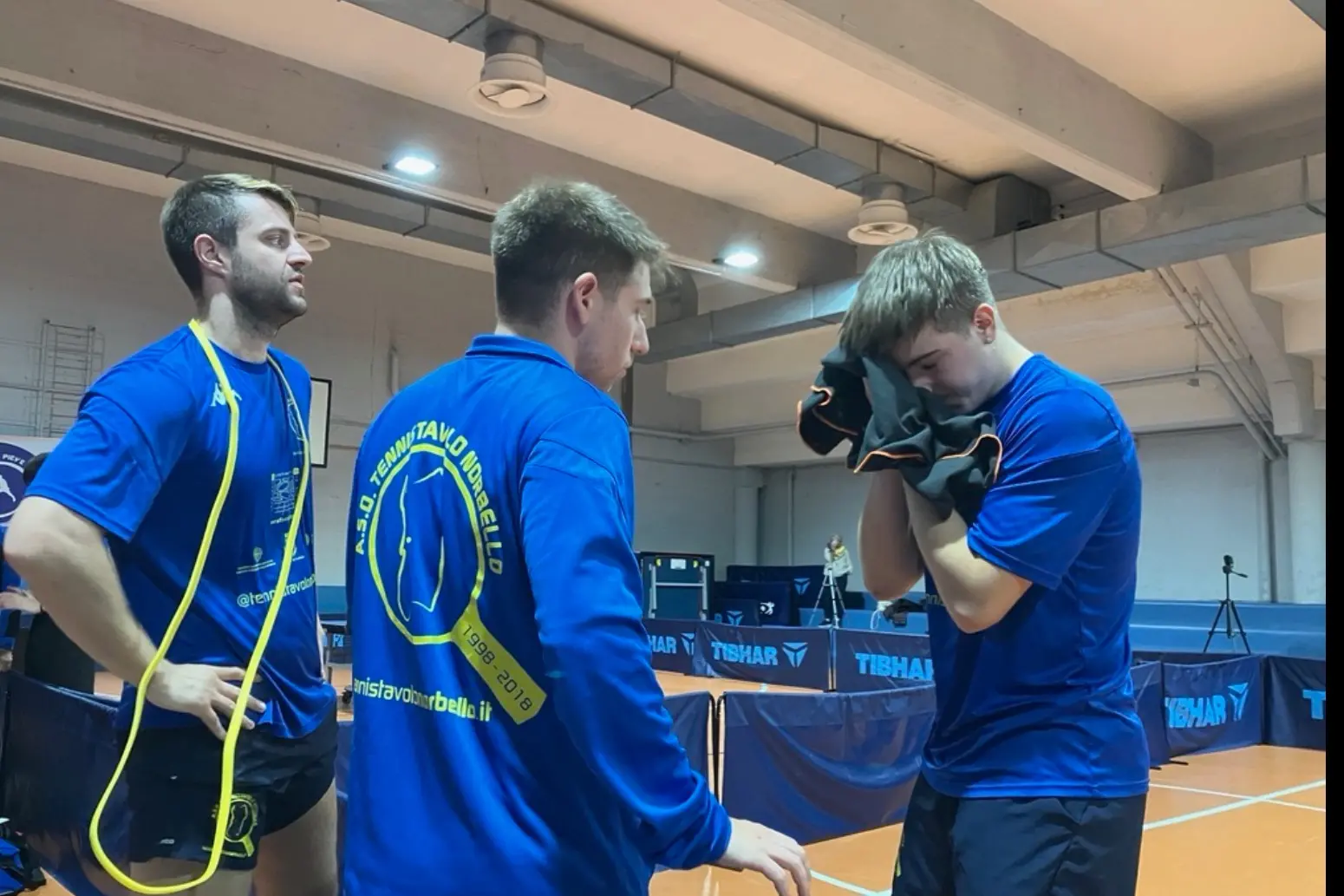 Il Norbello durante una pausa del match con Pieve Emanuele, da sin. Nicolas Galvano, Alexis Orencel e Davide Simon (Foto Ufficio Stampa TT Norbello)