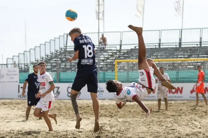 Una fase di gioco dal campionato di beach soccer (foto concessa dalla LND)