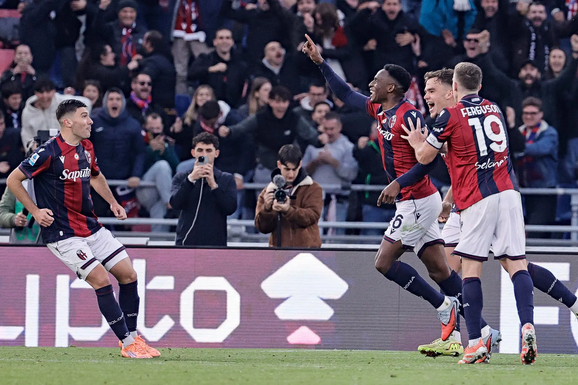 Bologna's Jhon Lucumi (C) jubilates with his teammates after scoring a goal during the Italian Serie A soccer match Bologna FC vs SSC Napoli at Renato Dall'Ara stadium in Bologna, Italy, 9 November 2025. ANSA /SERENA CAMPANINI