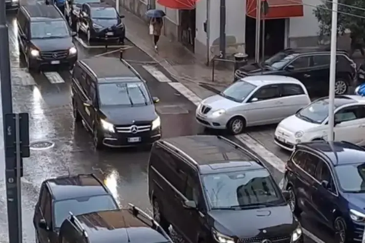 Auto nere in colonna (foto Ansa)