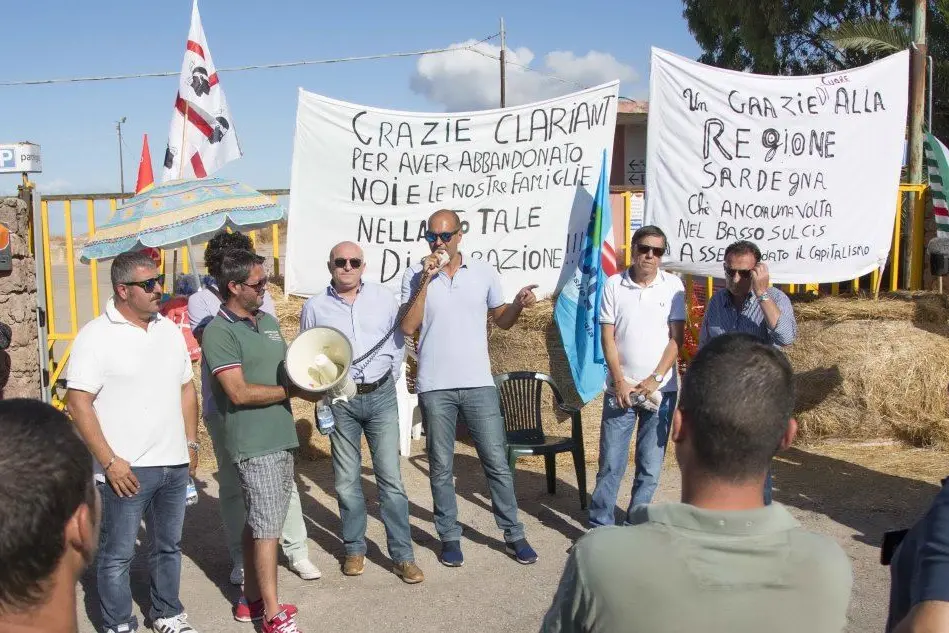 La protesta davanti alla fabbrica di Piscinas nel 2015 (foto Fabio Murru)