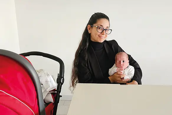 Alexia Marongiu, 26 anni, in classe con il piccolo Giacomo (foto Saiu)