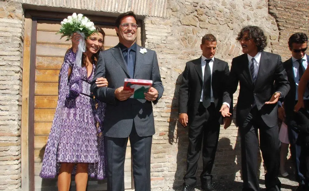 Stefania Lillo e Marco Baldini il giorno del matrimonio (a destra Fiorello)