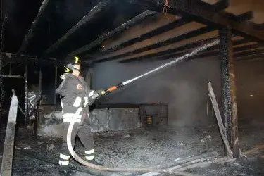 L'incendio nel villaggio 'I corbezzoli'. Foto Antonio Satta.