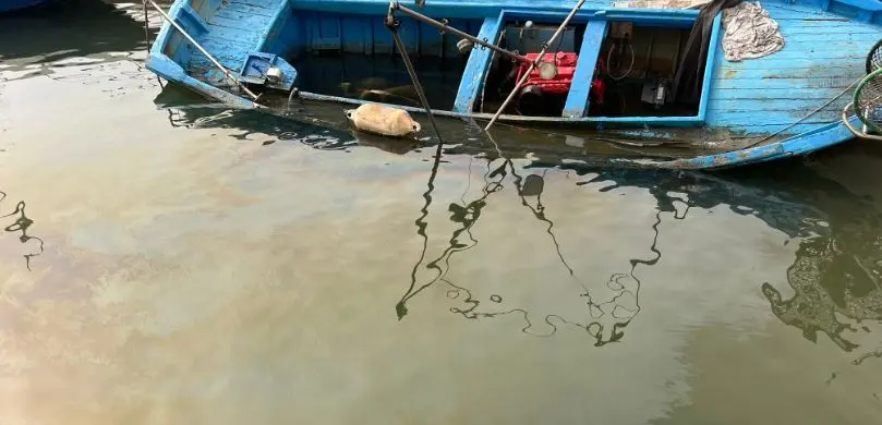 La barca semiaffondata con tracce di gasolio in mare (foto Pala)