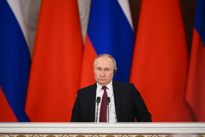 epa10535340 Russian President Vladimir Putin attends the signing ceremony of documents concerning the further development and cooperation between Russia and China at the Moscow Kremlin, Russia, 21 March 2023. Chinese President Xi Jinping arrived in Moscow on a three-day visit, which will last from March 20 to 22, according to Russian and Chinese state agencies. Xi Jinping visits Russia on improving joint partnership and developing key areas of Russian-Chinese economic cooperation. EPA/VLADIMIR ASTAPKOVICH / SPUTNIK / KREMLIN POOL MANDATORY CREDIT