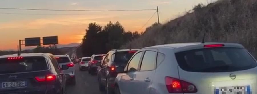 Due incidenti mandano in tilt la 131 Dir: tre feriti e lunghe code