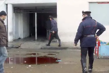 Gli inquirenti sul luogo dell'omicidio