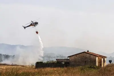 Un elicottero getta acqua sulle fiamme di un incendio a Serramanna (archivio)