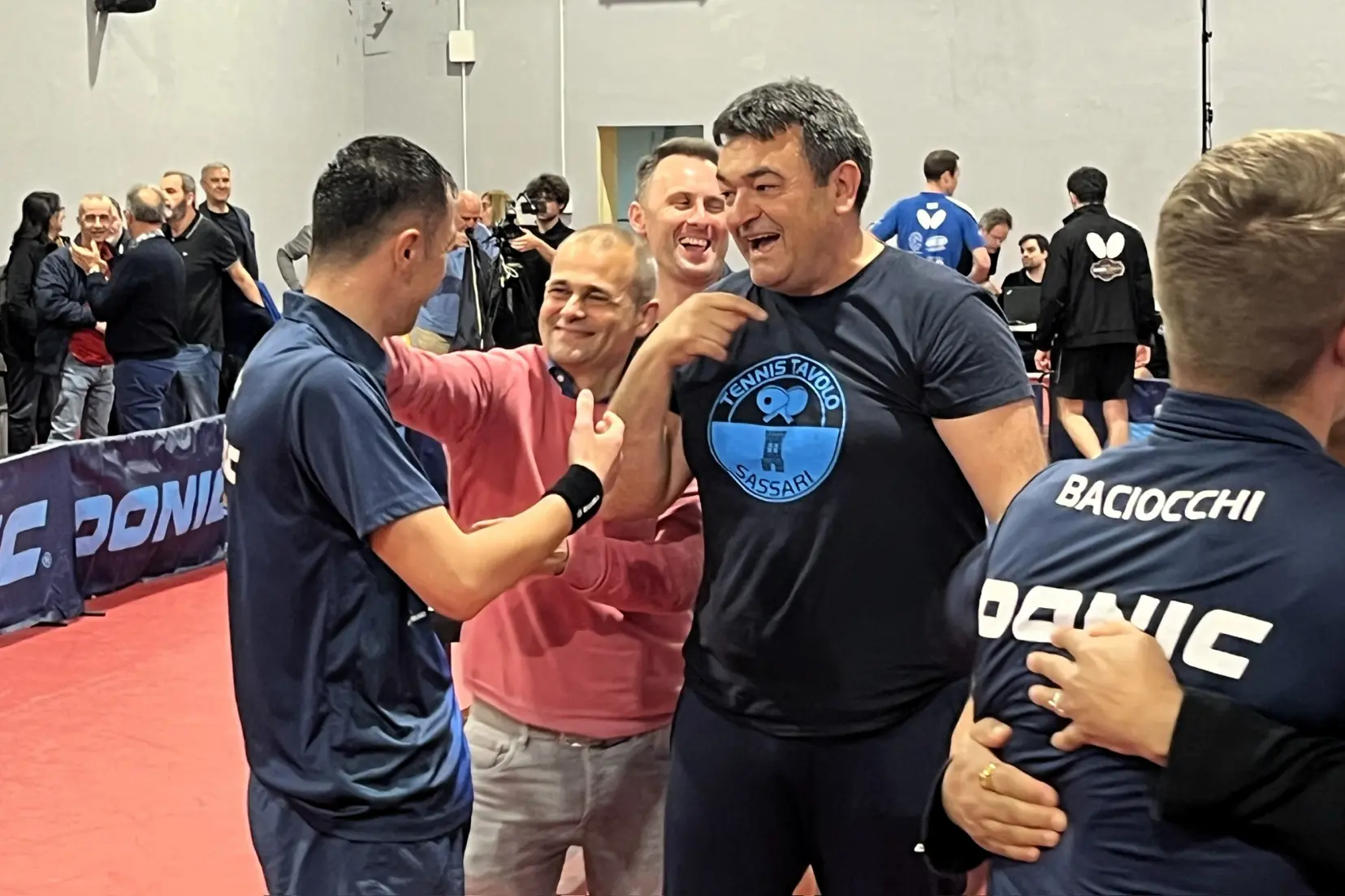 La festa del TT Sassari dopo la partita, da sin. Ismailov, il presidente Cilloco, Pistej, il coach Santona (foto Ufficio Stampa TT Sassari)