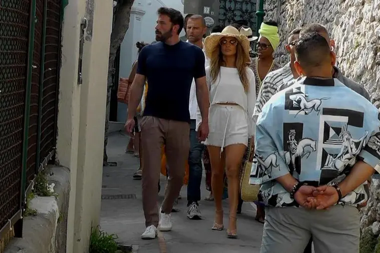 Jennifer Lopez e Ben Affleck per le strade di Capri (Ansa - Catuogno)