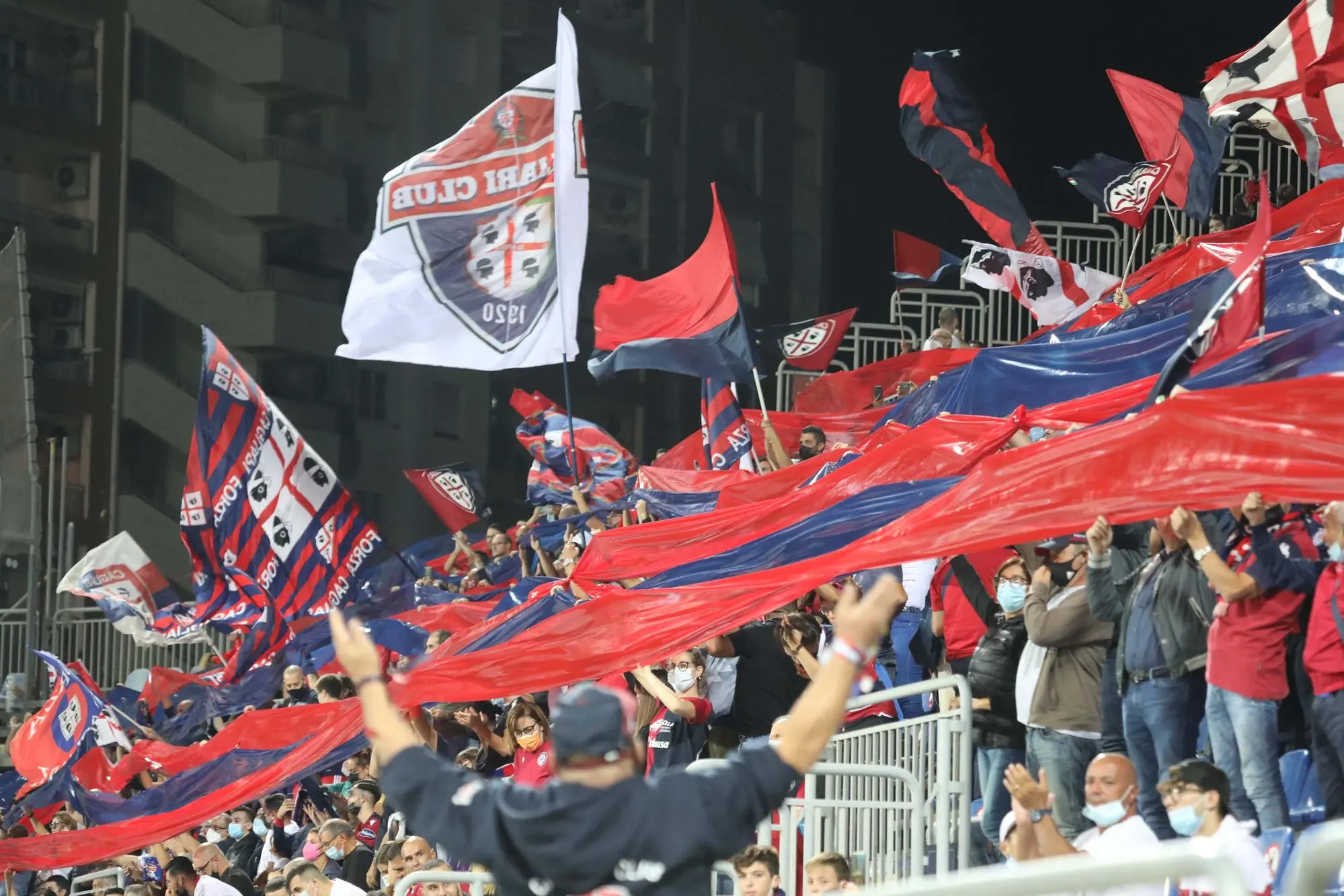 I tifosi del Cagliari alla Domus (Archivio)