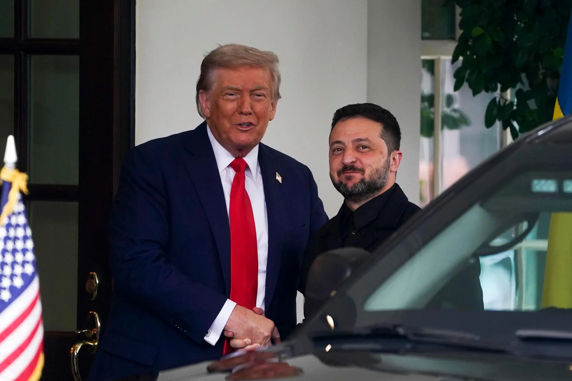 epa12308456 US President Donald Trump greets Ukraine's President Volodymyr Zelensky at the White House, Washington, DC, USA, 18 August 2025. President Trump is meeting with European leaders and President Zelensky to discuss the conflict between Ukraine and Russia. EPA/WILL OLIVER
