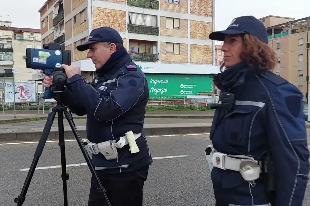 Due agenti di polizia col telelaser