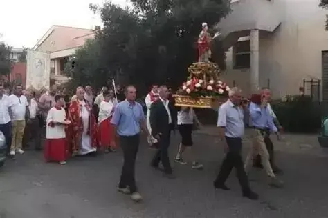 Una processione in onore di Santa Barbara