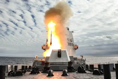 Il lancio del missile dal pattugliatore della Marina militare (Foto: Ministero della Difesa)