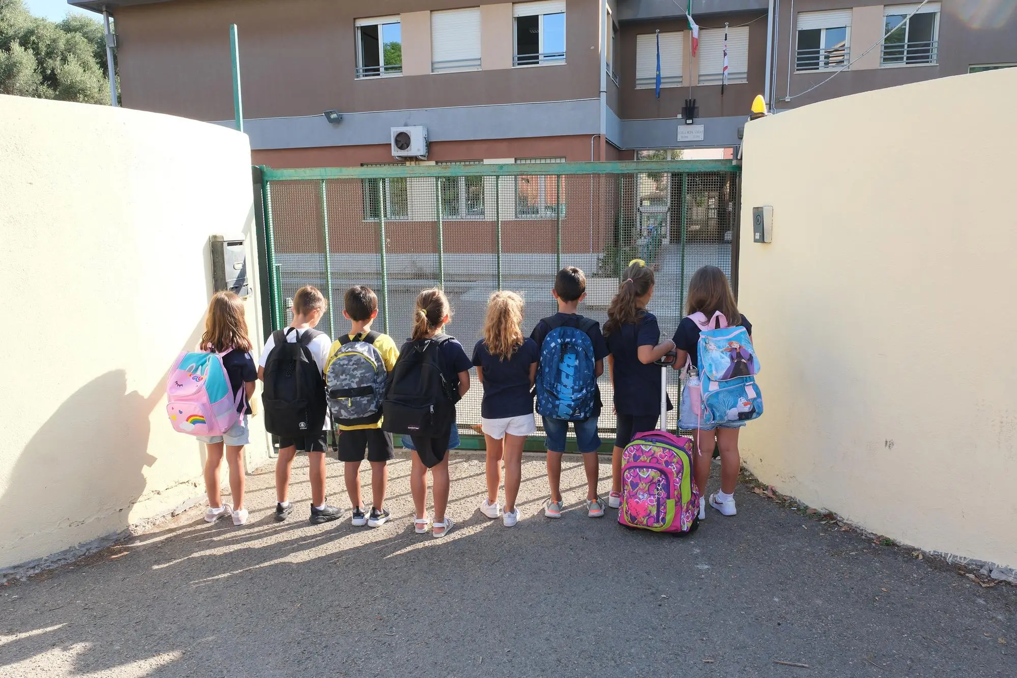Via Stoccolma, i bimbi fuori dalla scuola (foto Ungari)