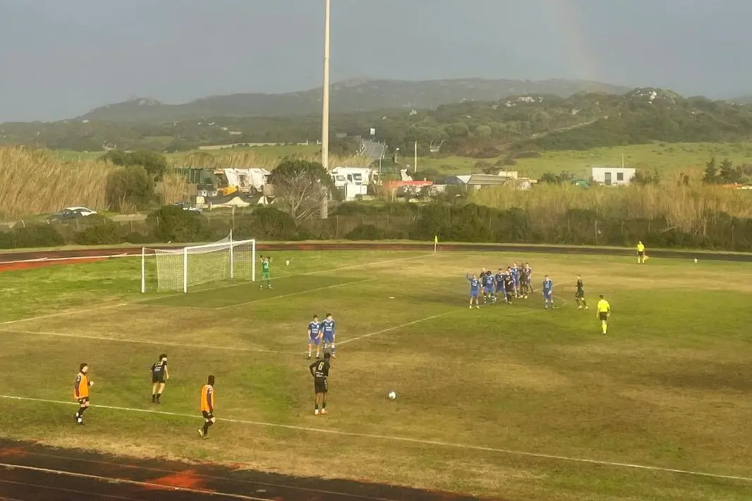 Una punizione di Owen in Santa Teresa-Tempio (foto Ilenia Giagnoni)