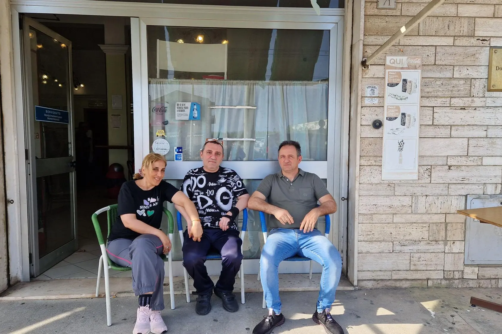 Franco Labagnara 48 anni (al centro) con la moglie Desireè e il fratello Marcello (g. da.)