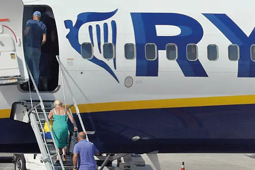Un aereo Ryanair all'aeroporto di Alghero (Foto Archivio - Gloria Calvi)