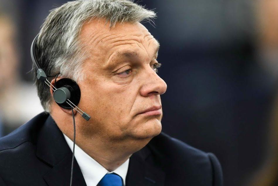 Orban sfida l'Ue: &quot;Non cederò a ricatti e fermerò i migranti illegali&quot;