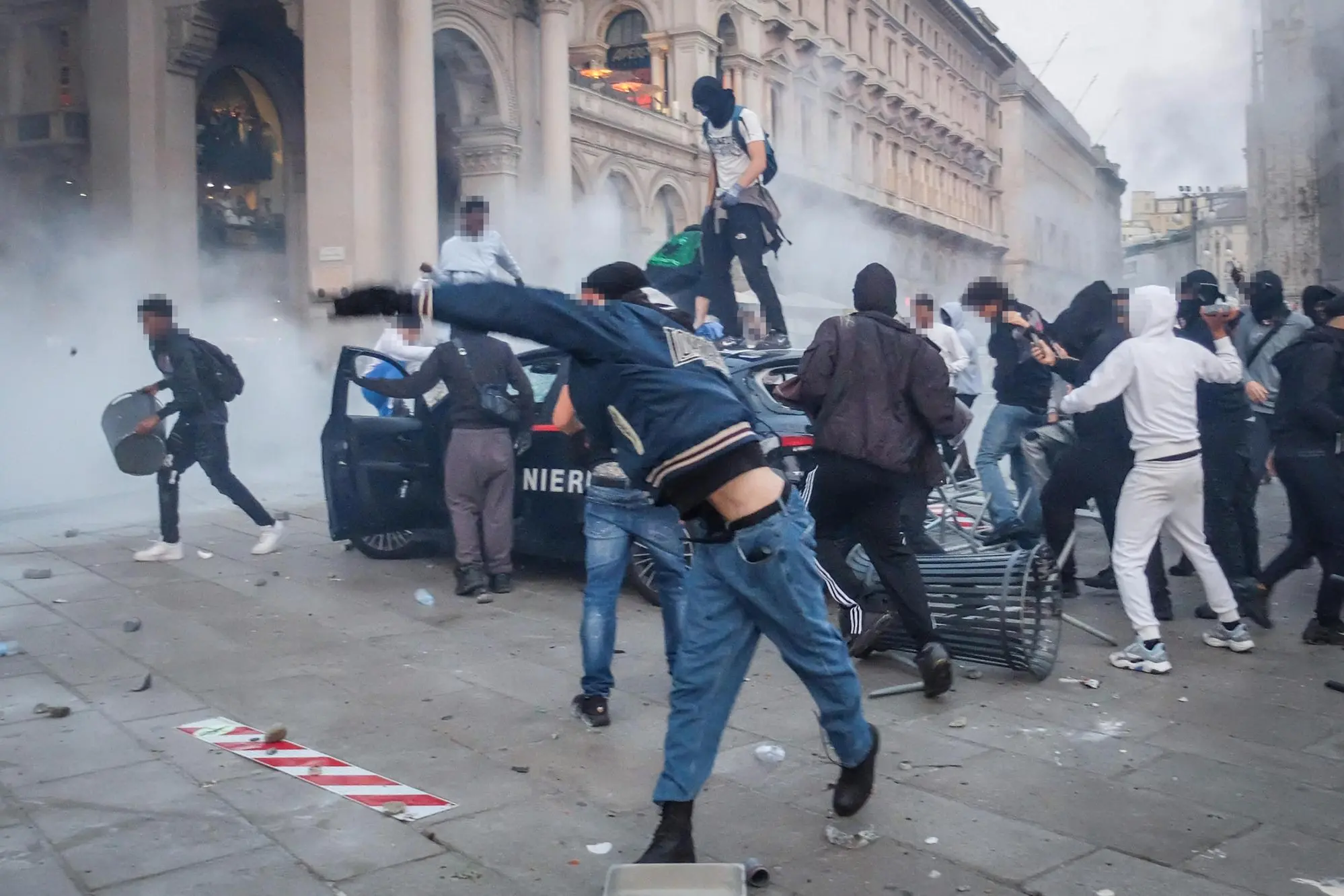 Le violenze a Milano (Ansa)