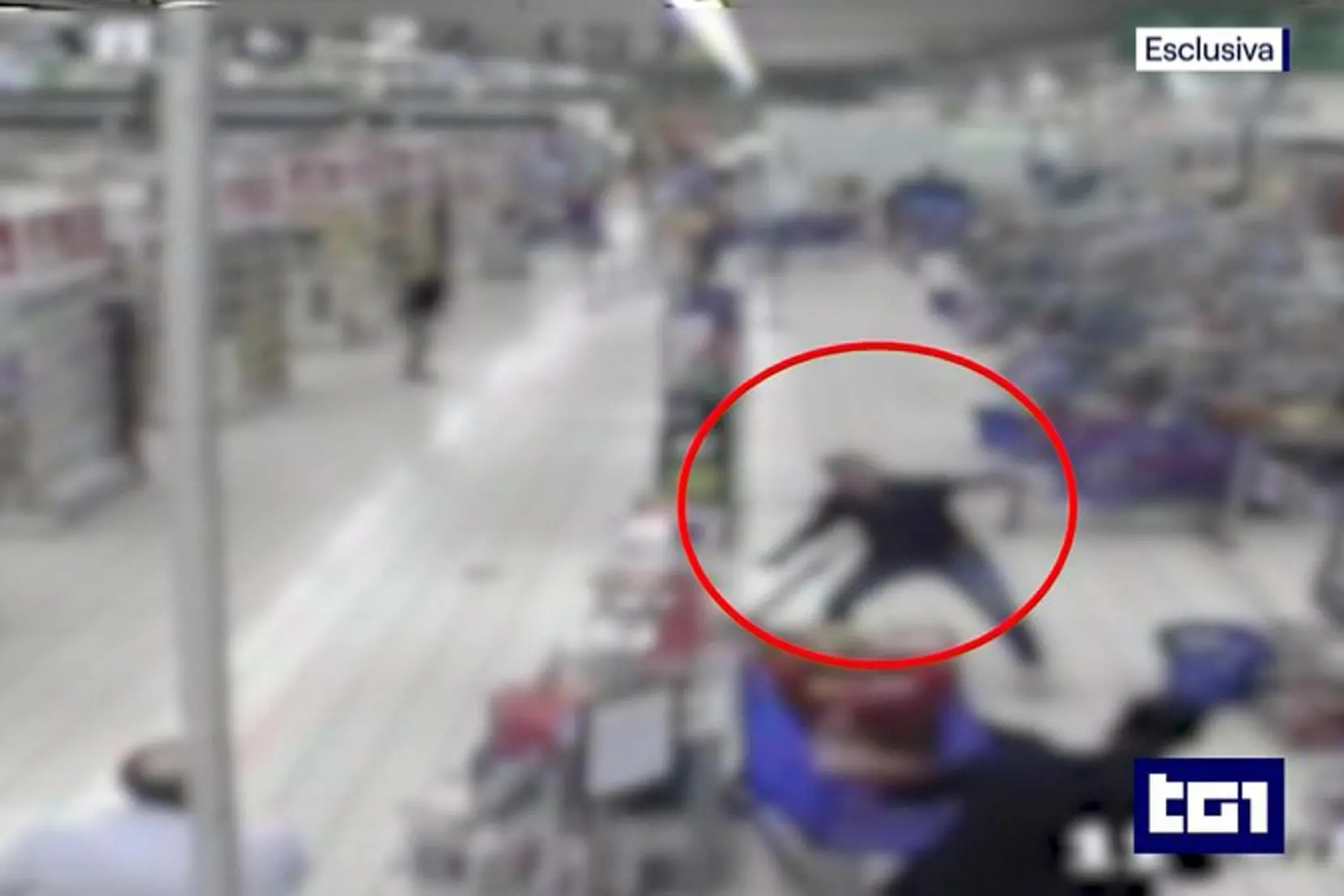 Un frame del video delle telecamere di videosorveglianza del supermercato (Ansa)