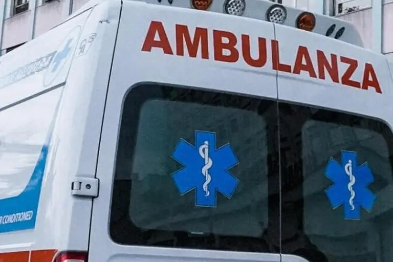 Un'ambulanza (foto Ansa)