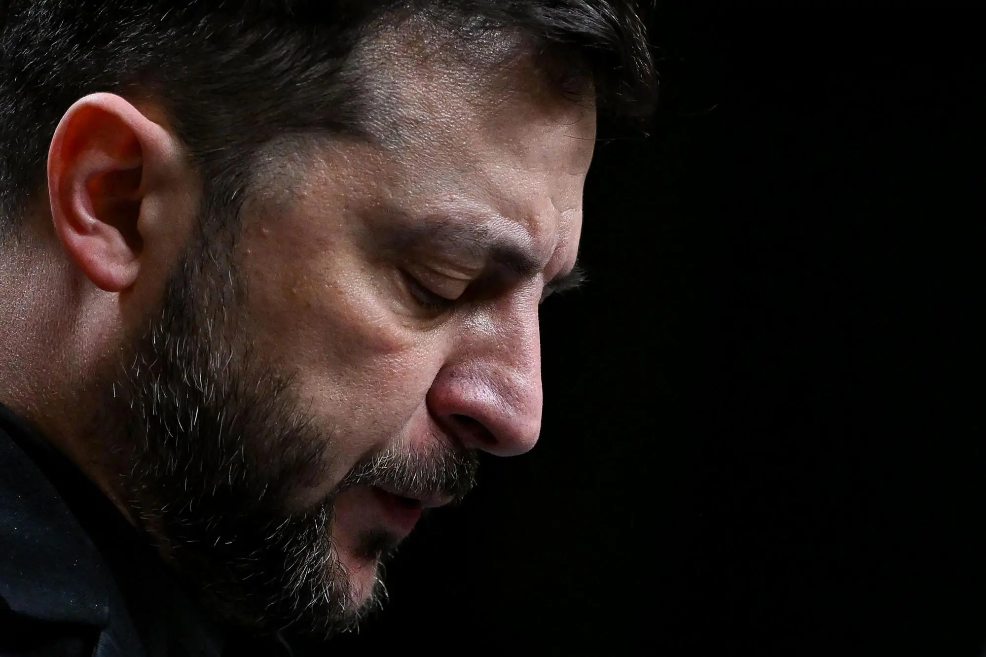 TOPSHOT - Ukraine's President Volodymyr Zelensky attends a joint press conference with Turkey's President following their meeting at the Presidential Complex in Ankara on November 19, 2025. Zelensky said he wants to reinvigorate frozen peace talks, which have faltered after several rounds of Russia-Ukraine talks in Istanbul this year failed to yield a breakthrough. Moscow has not agreed to a ceasefire and instead kept advancing on the front and bombarding Ukrainian cities. (Photo by Ozan KOSE / AFP)