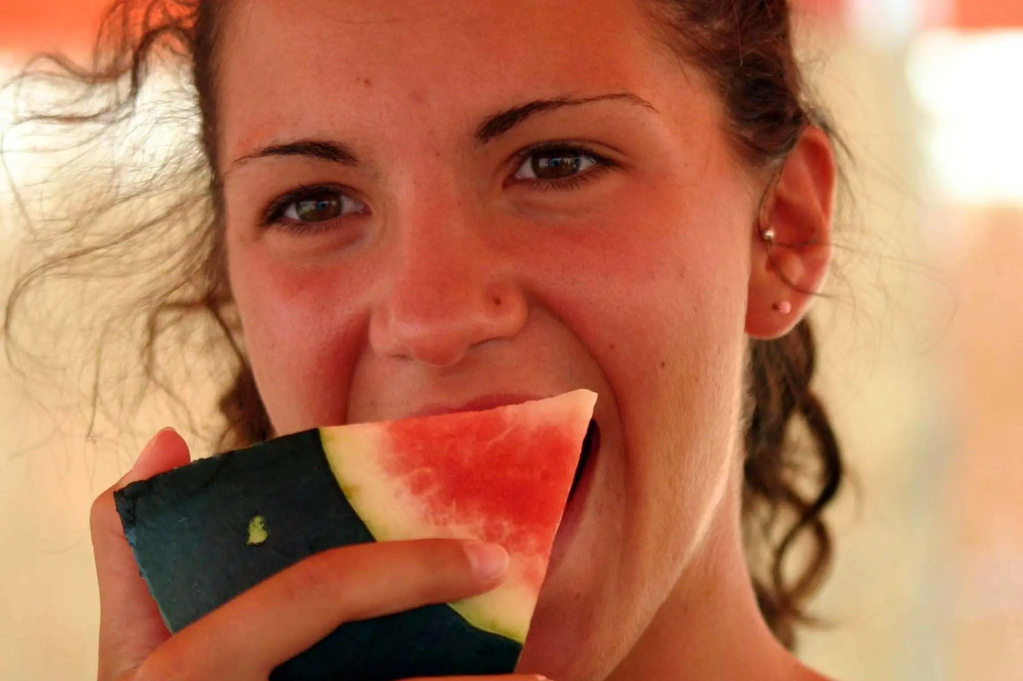 Una ragazza mangia anguria (foto Ansa)
