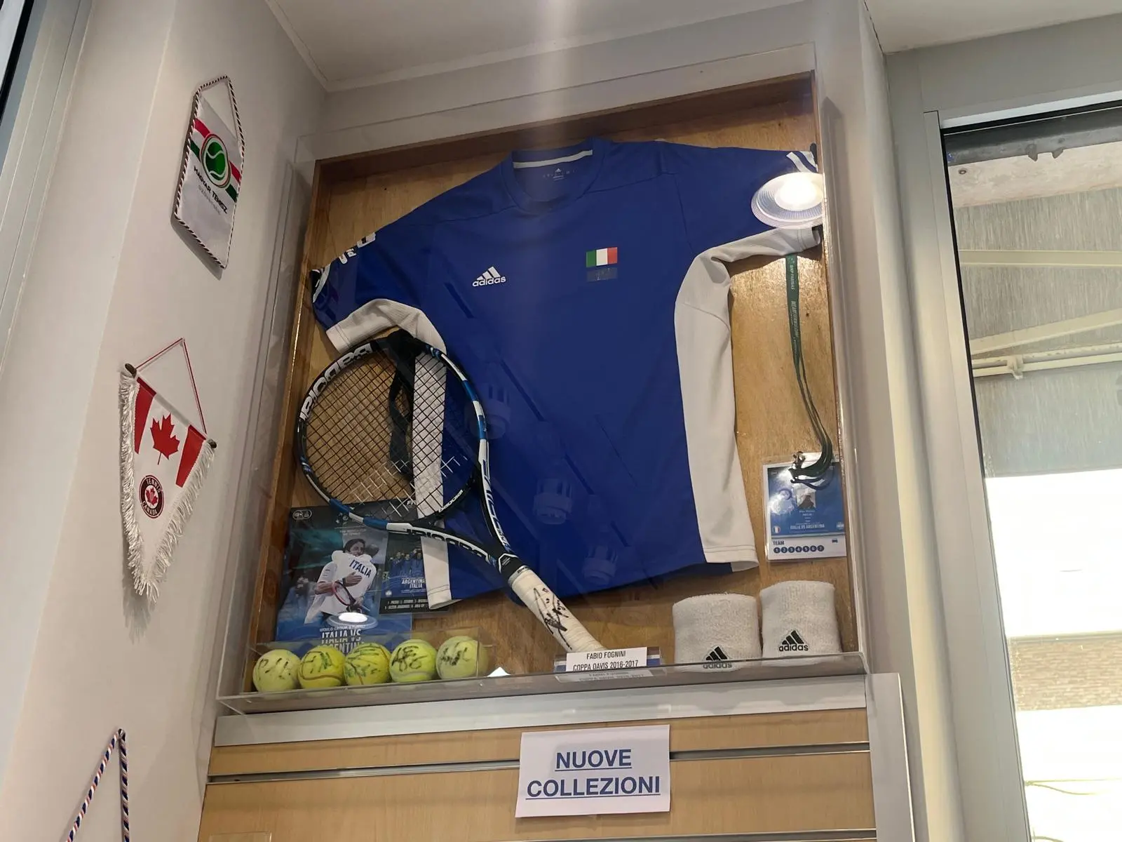 La maglietta, i polsini e la racchetta utilizzate da Fabio Fognini in Coppa Davis negli anni 2016 e 2017 (foto p. c.)